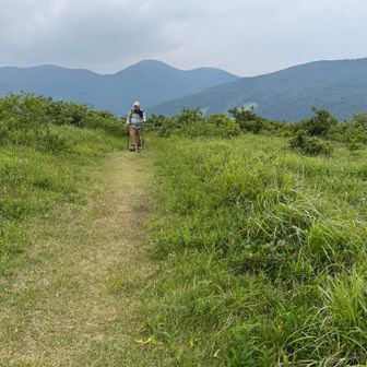 毛無山頂　後方　立烏帽子や比婆山⛰️✨