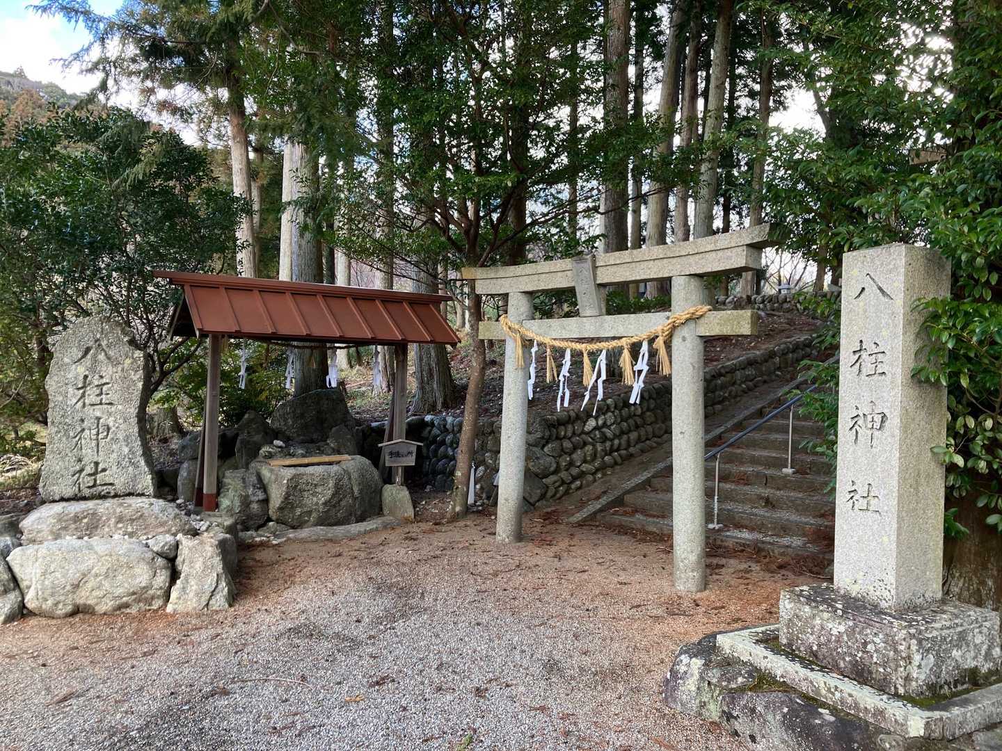 八柱神社でお参り。