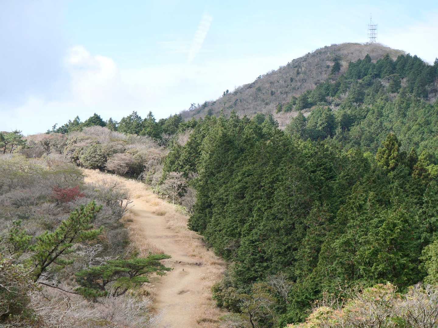右に見えるのが金冠山(きんかんやま)