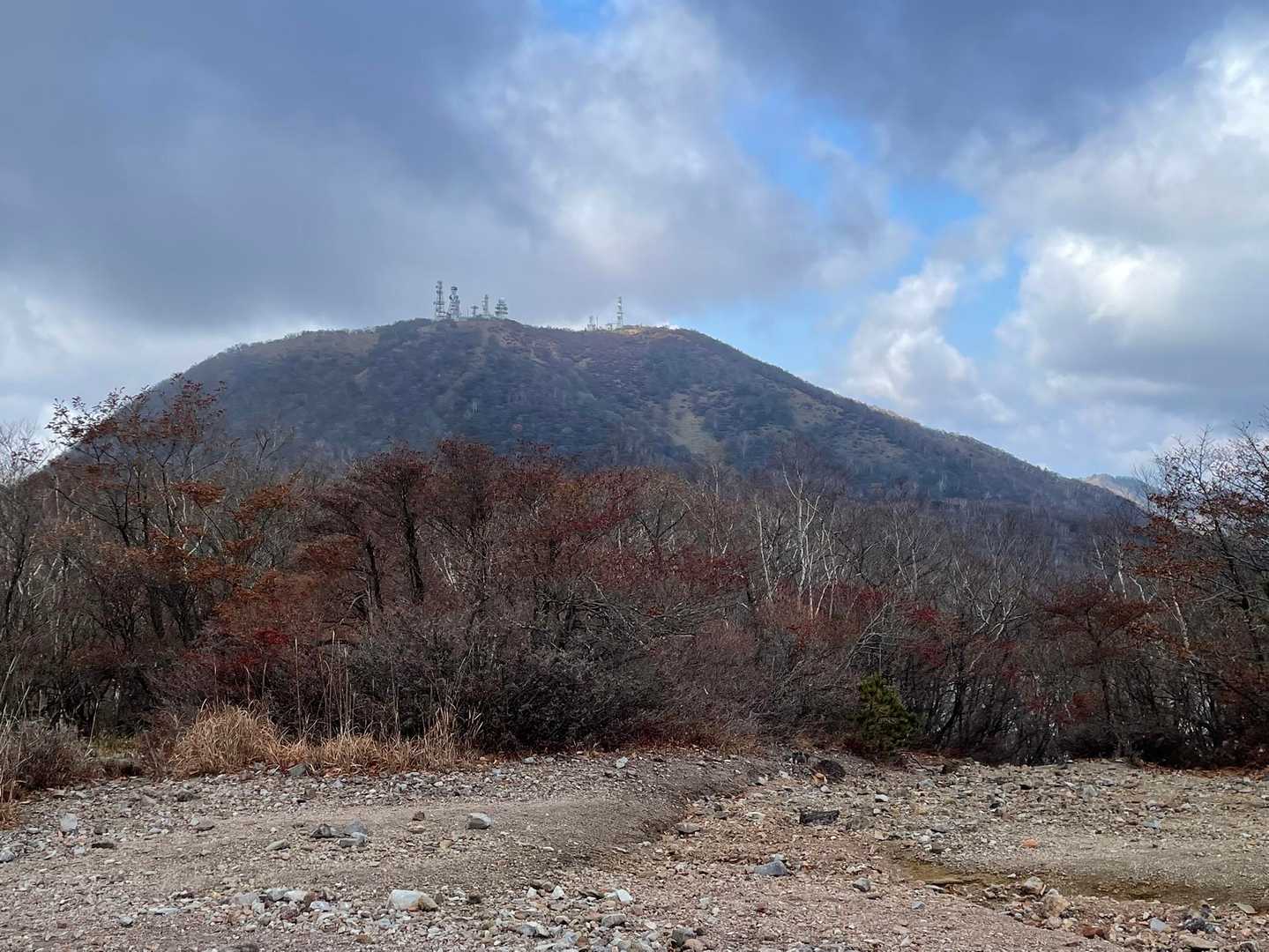 開けたところから見えるアンテナ山