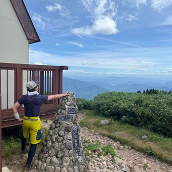 山頂手前の急斜を気合いで踏破し山頂に到着。
ここで早い昼食タイム。
時折吹く風が心地良かったです。