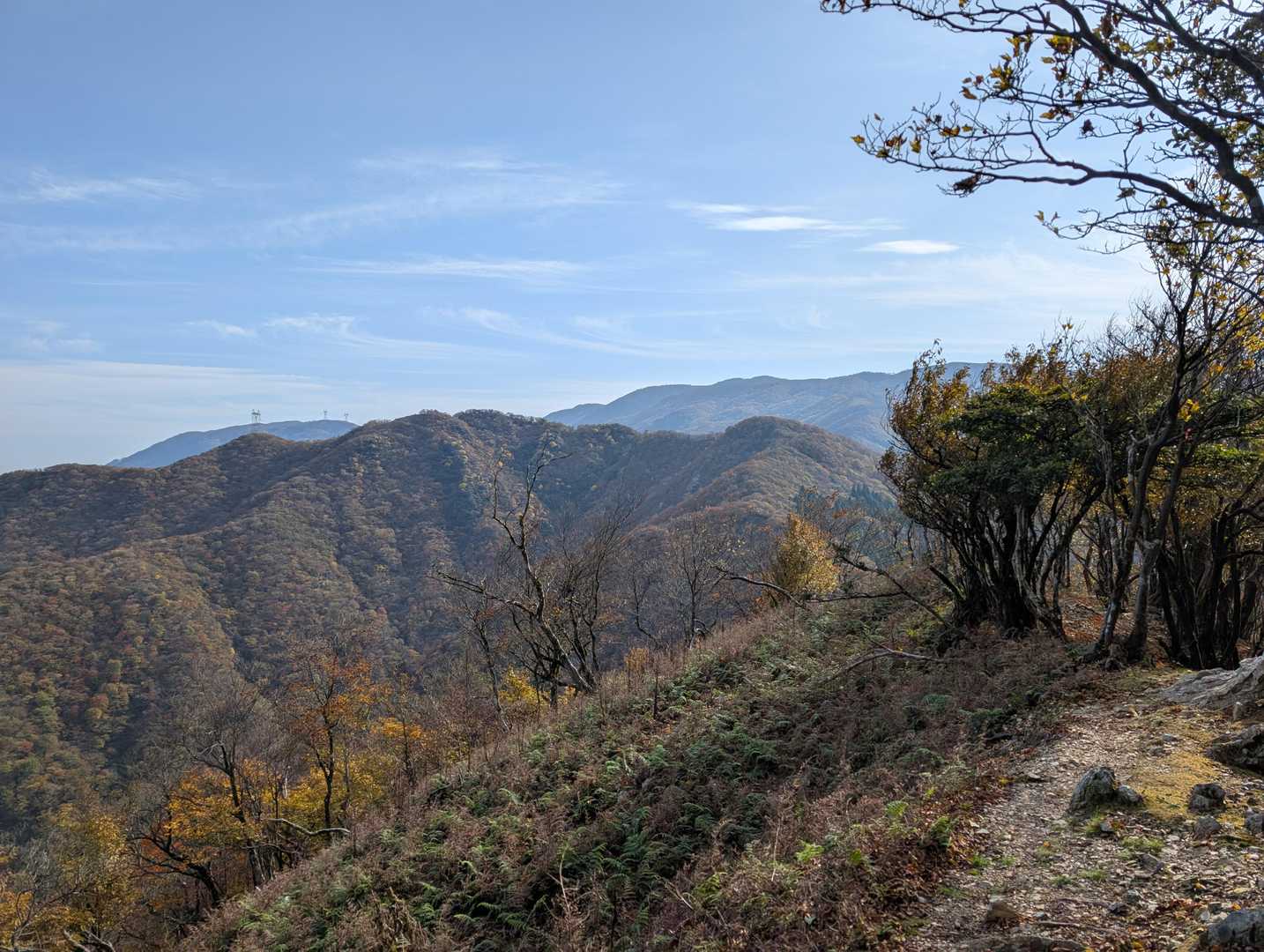⛰️焼尾山や御池岳を見ながら降りて行きます。