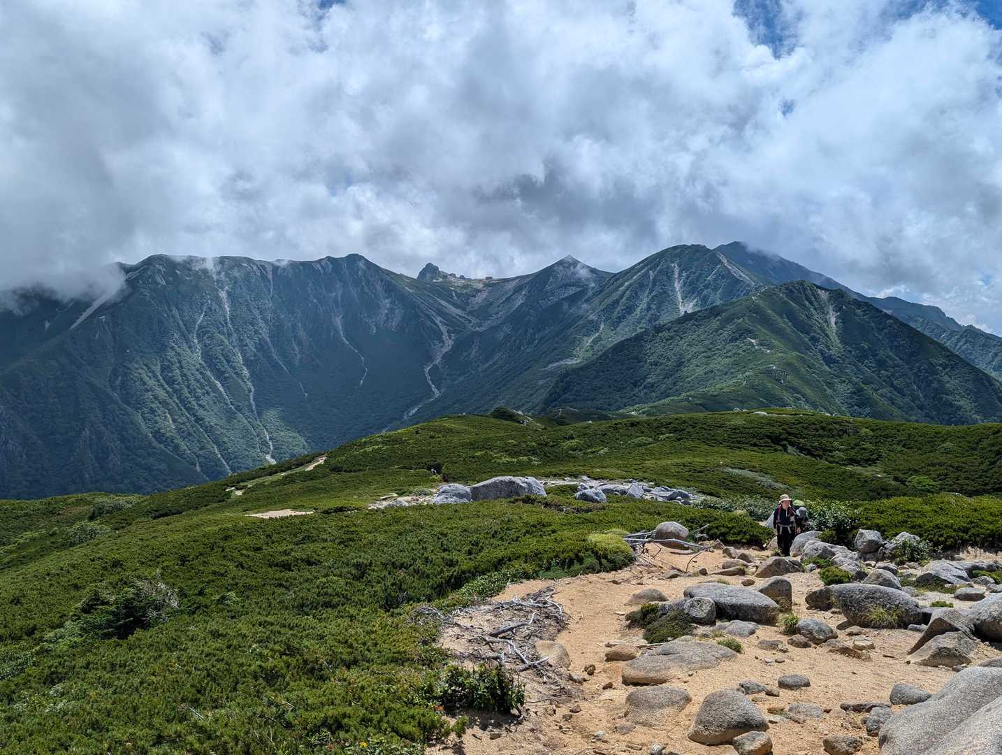 碑近くまで戻ってきました🪨
遠くに見える宝剣岳～木曽駒の山々がカッコ良いけどあそこまで戻るのは大変そう…😅