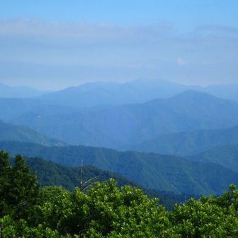 頭が霞んるけど経ヶ岳