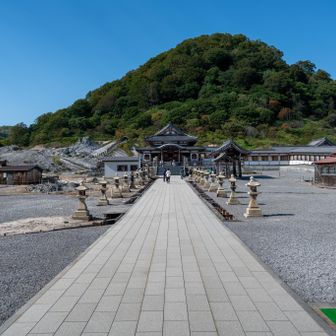 温泉の臭いというか、
硫化水素の刺激臭が立ち込める。