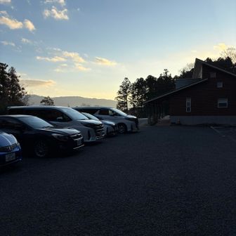 この時点で駐車場は、満車。人気ですね。
今日は、友人の島越さんと登山。
先行する島越さんが、200%のスピードで登るので、汗かきながらの登り。