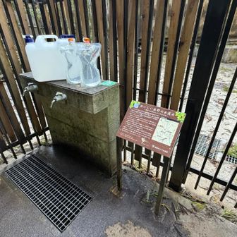 こうやって撮ると20 ℓのポリタンクと2ℓのキャリアー２つ運んだように見えますが、ポリタンクは空っぽです🤭