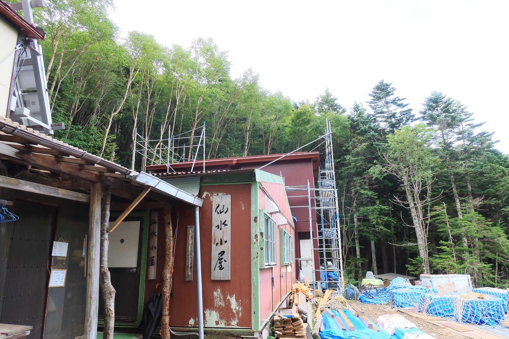 仙水小屋に到着
現在増築中
ここの水は冷々でうまい😆✨
まさしく南アルプス天然水👍
