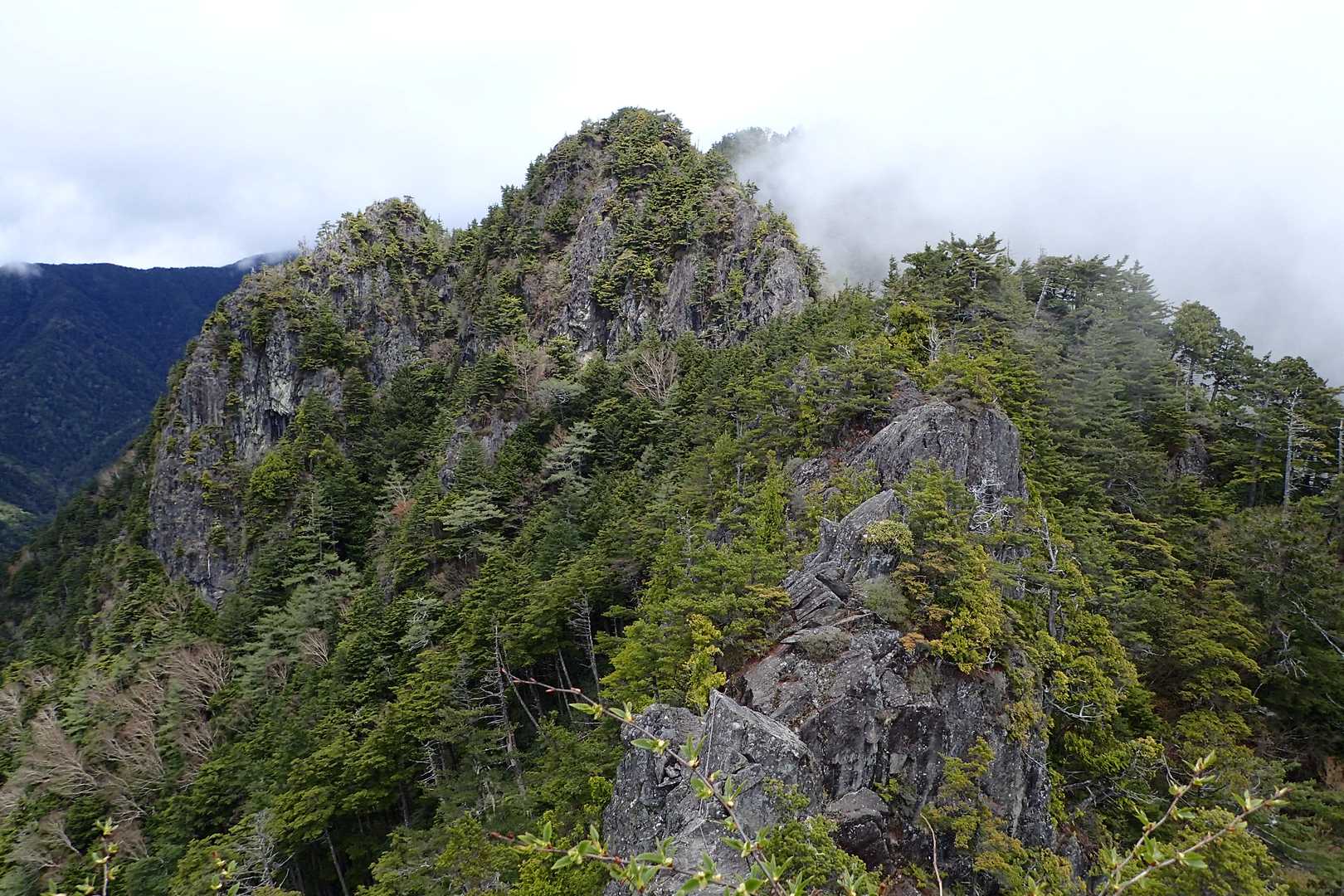鶏冠山（西沢渓谷入口）の写真