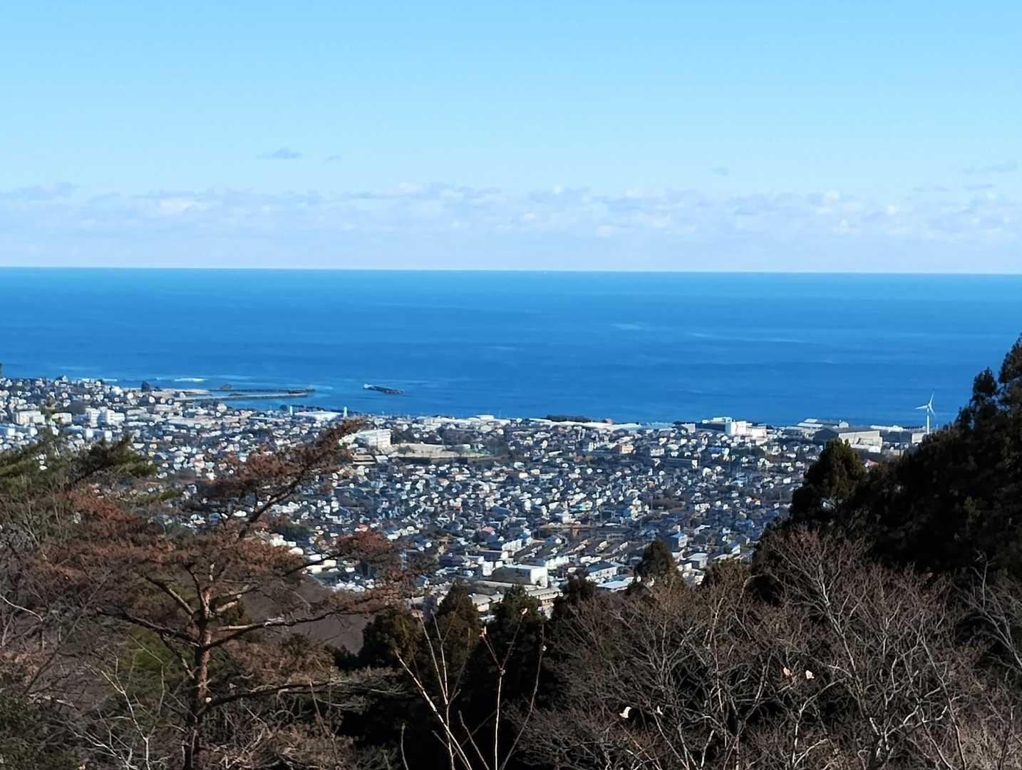 いつもの通り、先ずは駐車場脇の展望台で太平洋を撮影します😊良い天気で風も無く穏やか〜
素敵な景色ですね☺️癒やされます〜