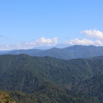 狭い山頂ですが眺望はまずまずでした。