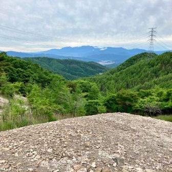 突然、広々ガレ場に出た。