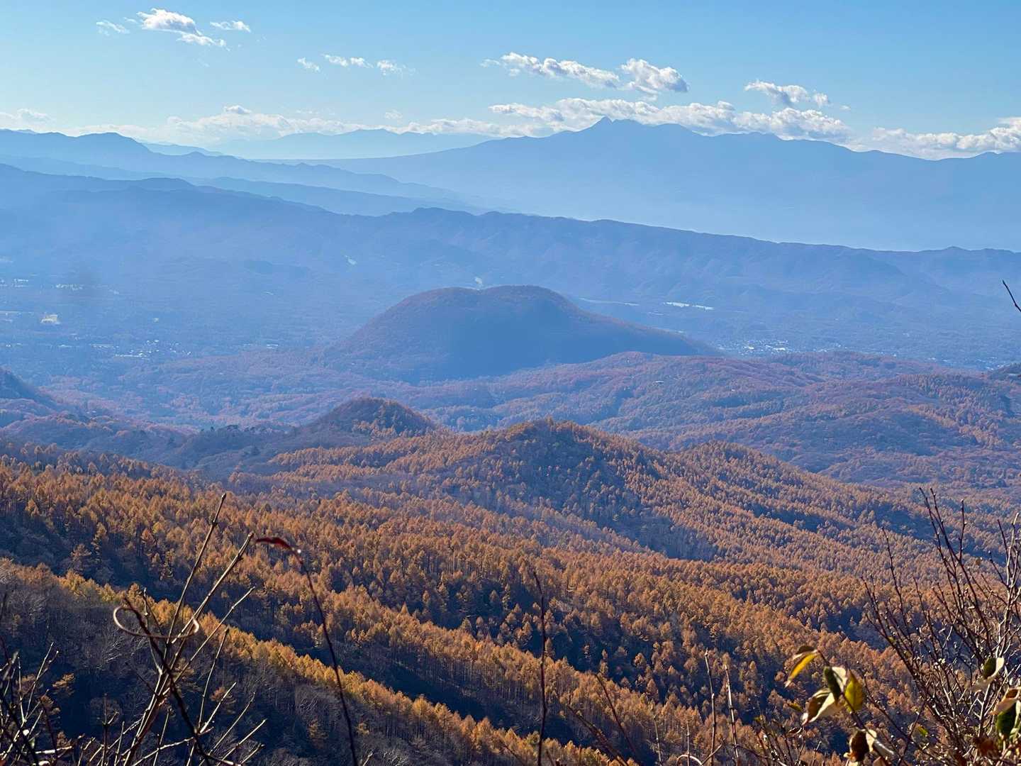 最後に急登越えて
鼻曲山の山頂1655m   眺めよし✨

鼻🥸