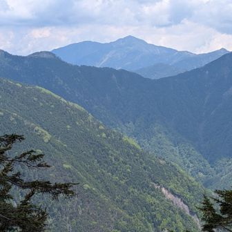 これは聖岳かな？

ゆっくりしたいのはヤマヤマなんだけどもう出発から7時間、12時をまわっていて、とりあえず北峰に戻ってランチにしよう。