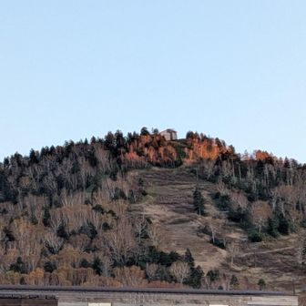 あの山の上のは何かな？🧐