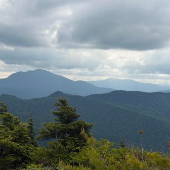 たぶん燧ヶ岳。今度御池から登ってみるつもり。その後ろは平ヶ岳かな？思ったより遅くなったんで下山します。