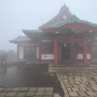 駒ヶ岳山頂神社。何も見えず。