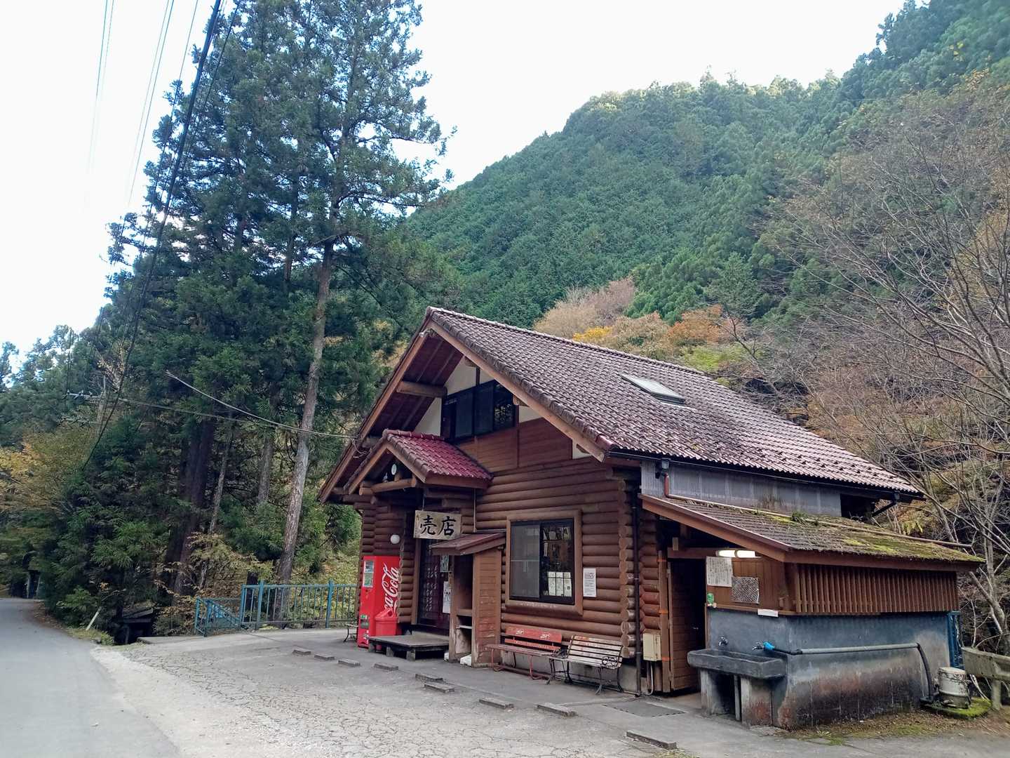 キャンプ場⛺
川のほとりにポツンポツンと人がいた。
各々自由に過ごしている姿がとても良かった😊