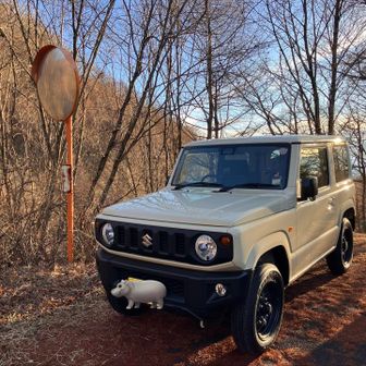 浅間隠山 登山口から1番近い駐車場に到着です。車は10台ほど駐車出来そうですがまだ2台しか停まっていません。ここから登山口までは100mほど車道を歩きます。