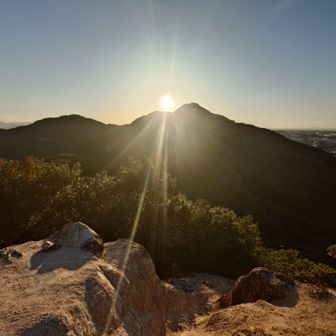 東山までやってくると、まさか太陽が山の端にかかっている。随分と時間が掛かったものだ。