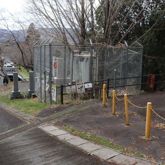降りてきて、駐車場横の遊歩道に入って行く。
