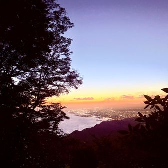 日の出ポイントは既に🌅
もうすぐ撮影場所は山頂からここへ👍