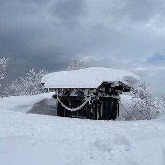 途中、踏み抜いたり蟻地獄ならぬ雪地獄⁉️で四駆でもがきながらも何とか瀧山の山頂に到着です🥺

🙏