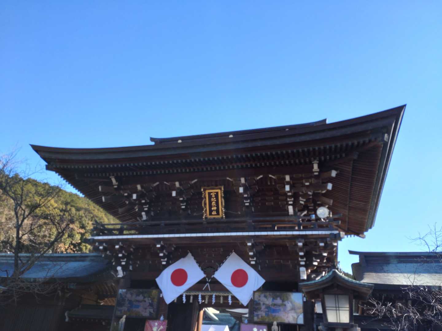 宮地嶽神社第一駐車場からスタート。
神社の境内を抜けて進みます。