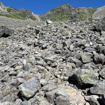 殺生分岐にくると岩ゴロゴロが続く