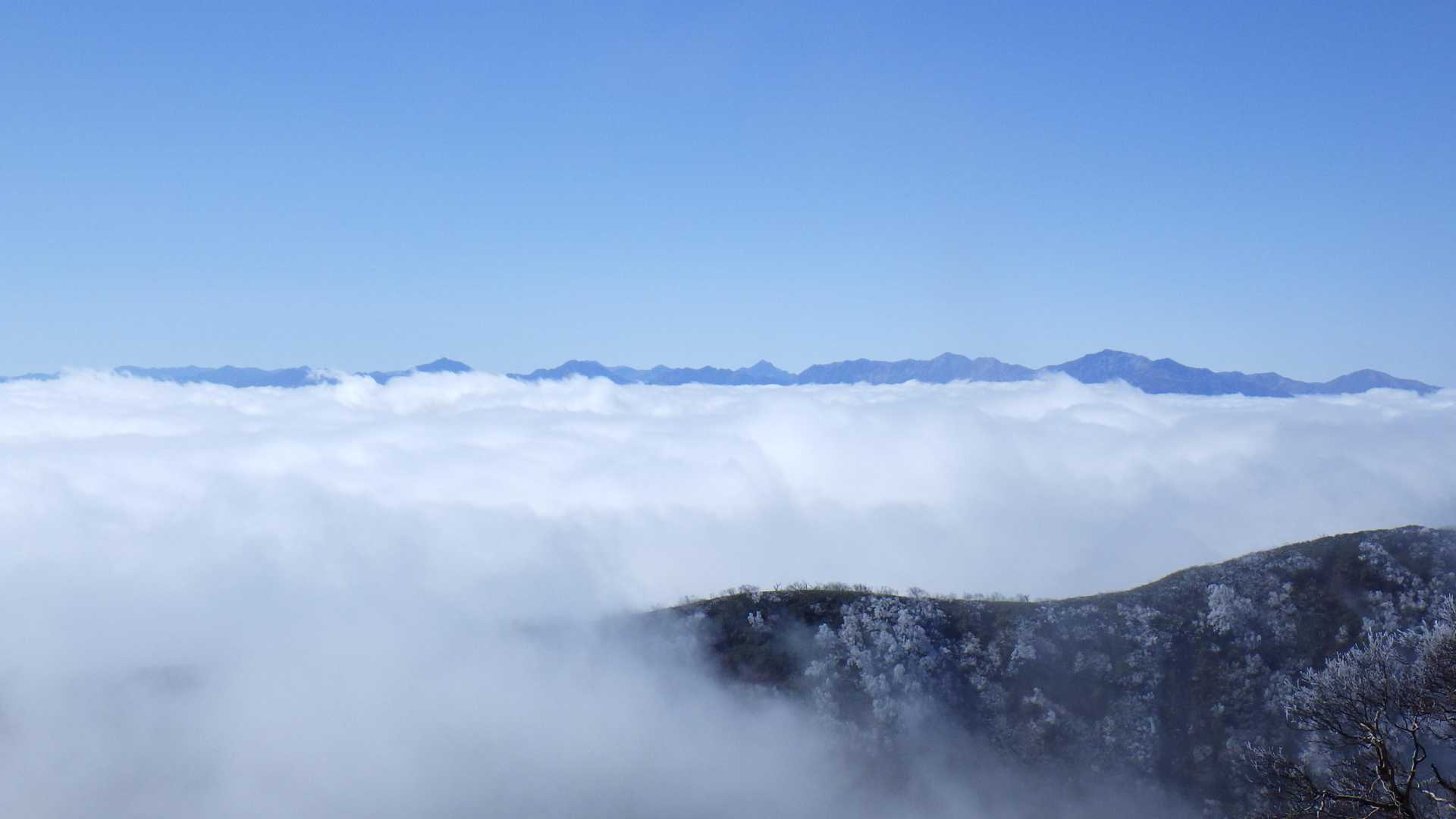 雲海の向こうに北アルプスの全景が・・・