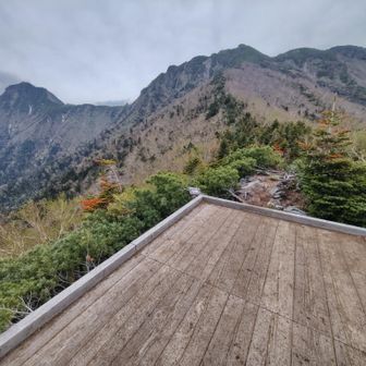午後1時41分、展望デッキ（見晴台）到着💡
ここから先は眺望が無いので赤岳と横岳の見納めスポット💡
行動食を摂取しながら20分間、多めの休憩🍩