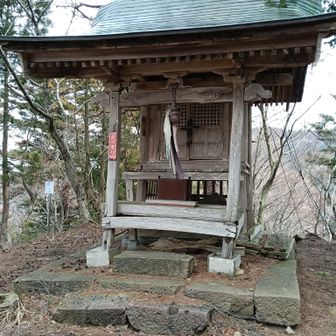 権現山山頂到着。参拝後鞍ヶ上展望所に向かいます。