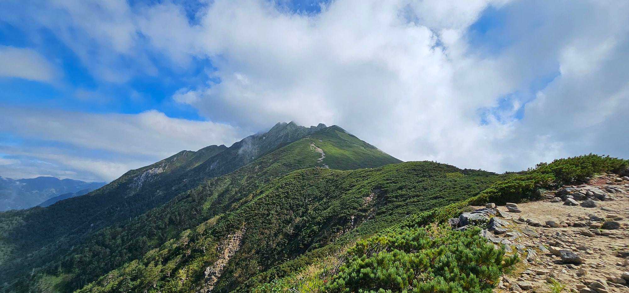 そして進む方向にはこれから向かう山も見える