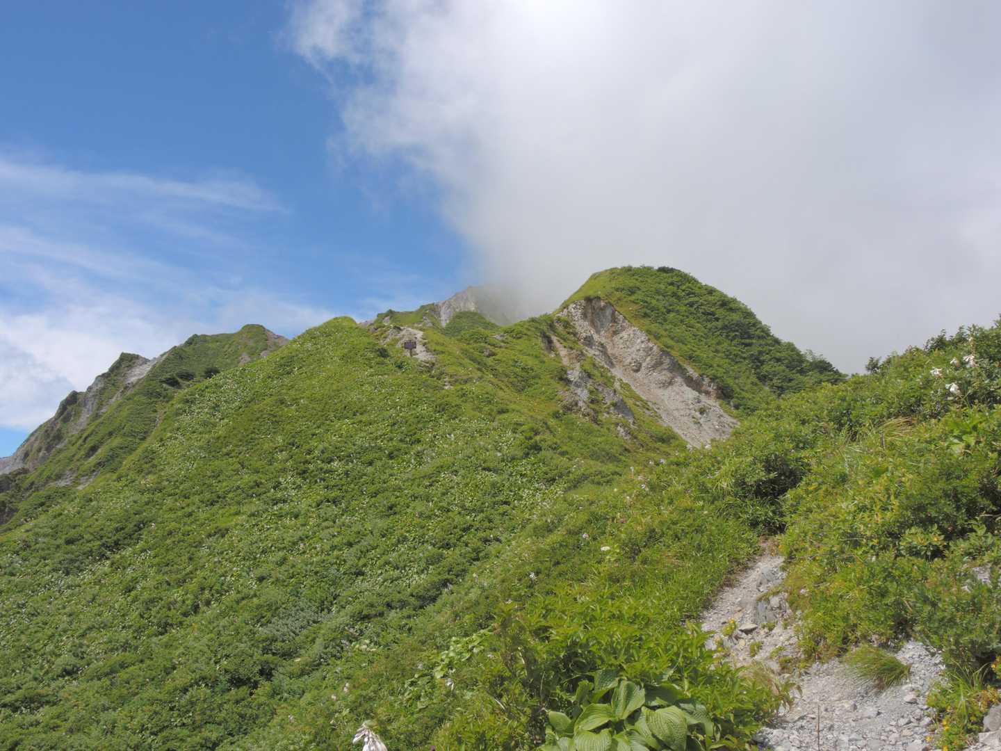 立入禁止の看板が中央に見えて、右側の北壁はガスに包まれて来ていました。🤣🤣