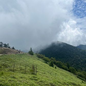お、少し天気が崩れそう、早く下山しよう