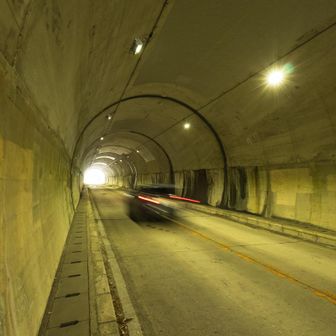 トンネルを抜けると駐車場はすぐ