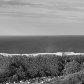 強い南風で鳥取砂丘に砂が舞う