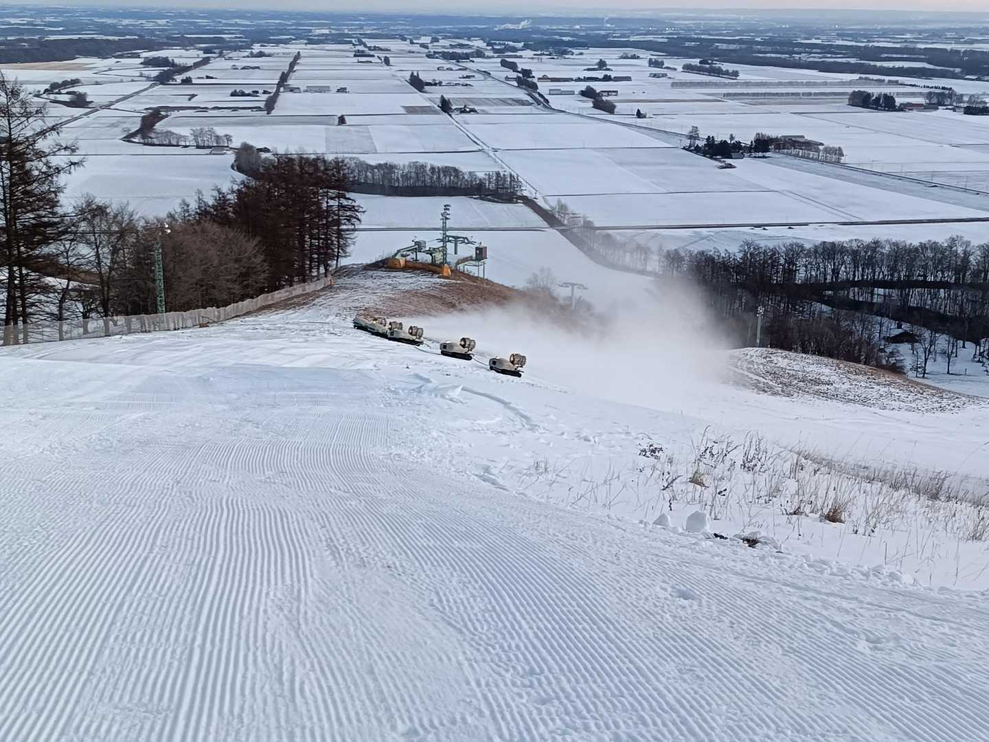 雪が少ないので、降雪機が稼働してます