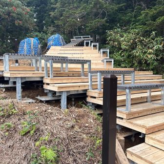 沼山峠の展望台。次回は完成が見られるかな。
奥行きがかなりあります。