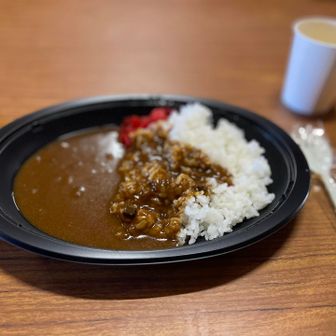 夜ご飯はカレー🍛
山小屋🛖での夕食はありがたいです🤗
夕食も食べて、お布団のところでリラックスしてたら…たくさんの人がチェックインしてきて、人がいっぱい🈵
山小屋🛖の酸素濃度が低くなってきたみたいで、呼吸するのがしんどくなってきた💦
ビール🍺飲まなきゃよかったかも😂
お布団で横になったら、酸素取り入れにくくなってるのかさらに心臓バクバク🫀してきて….このまま下山した方いいのかめっちゃ不安になる💦
