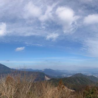 からの眺望👌
目前に見える三郡山の縦走も悪天候続きで未踏
今年こそはここもリベンジしたい✨