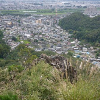 富士見岩を少し遠目から、下っているので吸い込まれそうな場所にあります