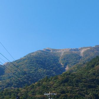 登山口に向かう道から眺めた藤原岳

駐車場から、登山口まで、キンモクセイの香りが立ちこめていました。