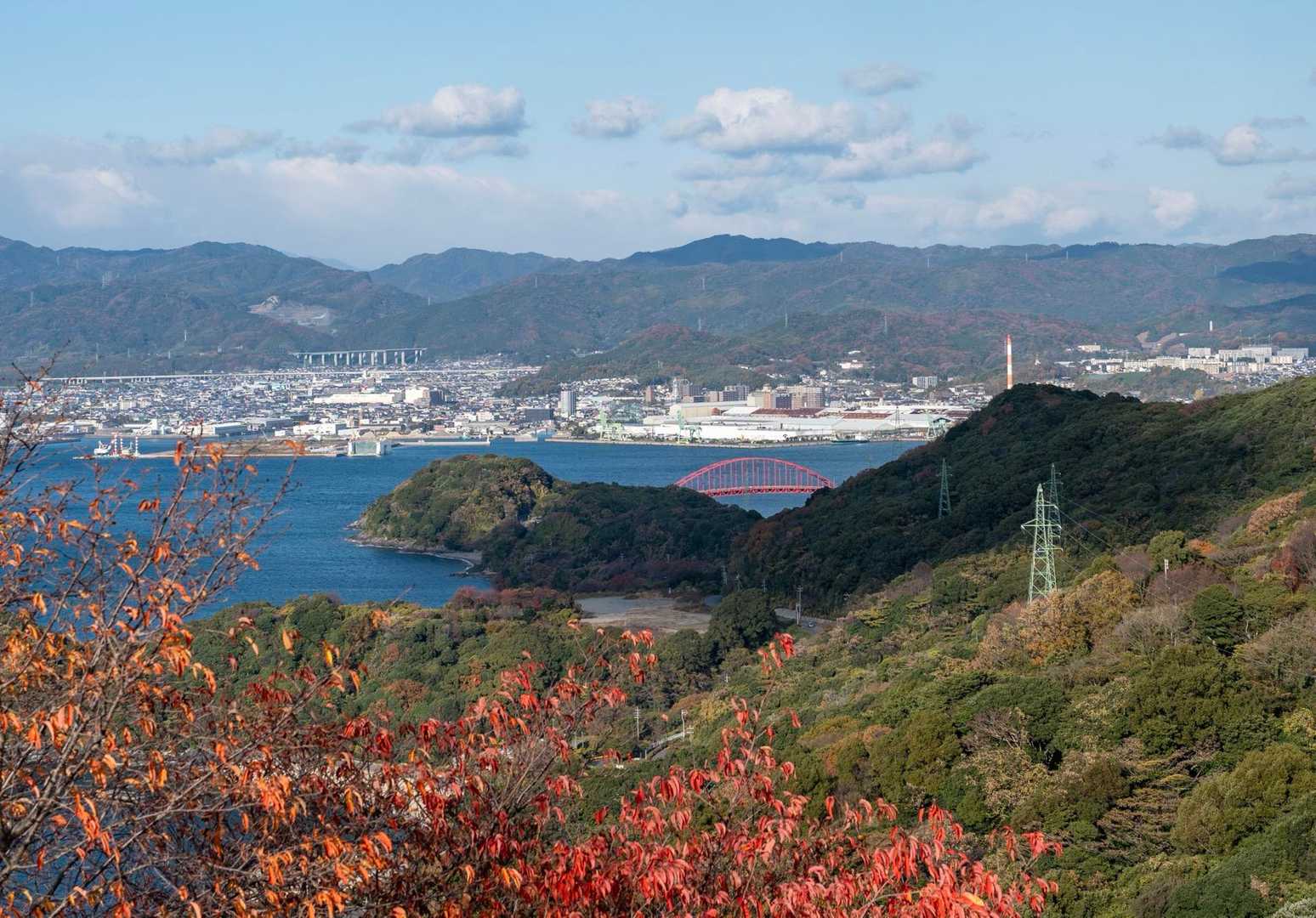 家族旅行村のキャンプ場辺りから
真っ赤な笠戸大橋が見える