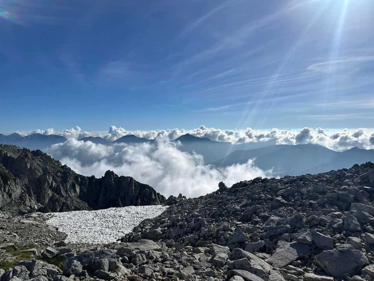 雪溪の向こうに山々🏔️