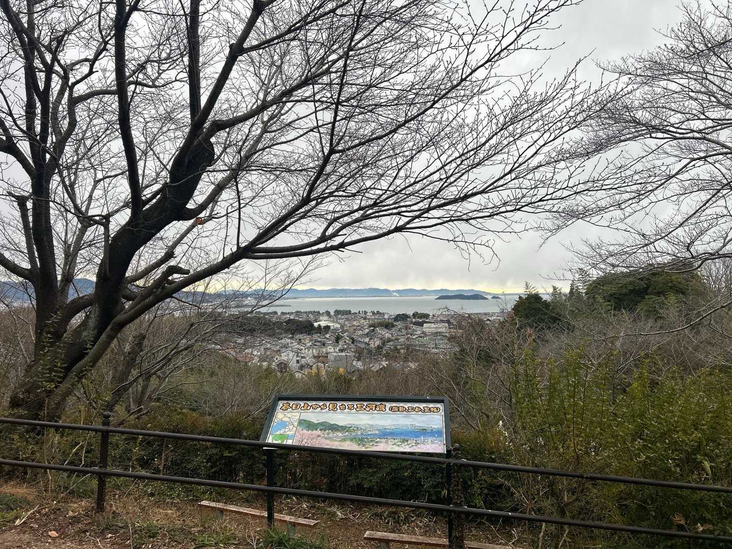 春日山とも言うのかな？
少し上がってきただけで海が見えるってイイですね👍