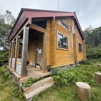 神鳩ノ宮避難小屋では私より年配の4名の方々とご一緒させていただきました。暖かいお茶をご馳走さまでした。水場は使用可能で、この水場は大概大丈夫とのことでした。