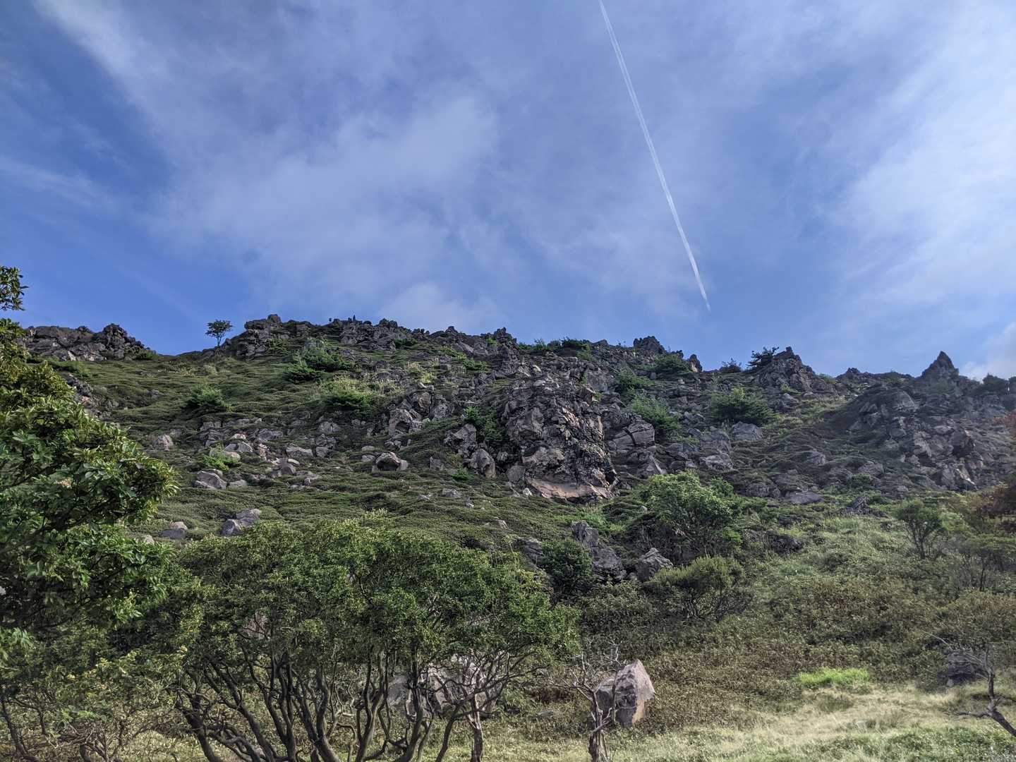 恵山と飛行機雲。