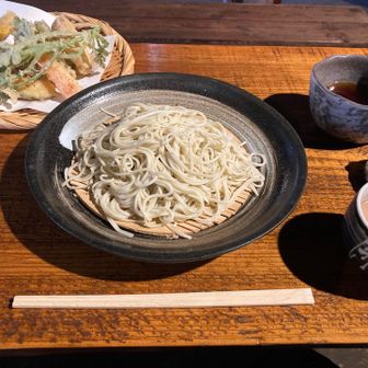 お昼ごはん
美味しかったぁ。
囲炉裏から離れたら寒くなってしまい暖かいお蕎麦にすればよかったとちょっと後悔💦