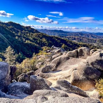 🪦墓か♨️湯船みたいな岩山